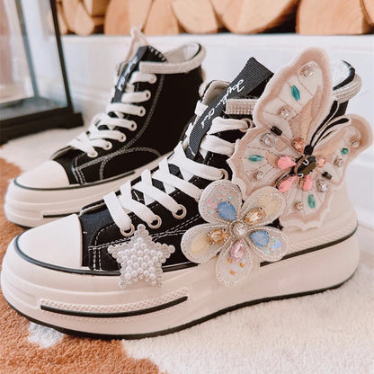 Schwarze High-Top-Sneaker mit Schmetterlings- und Blumenverzierung, Damenmode, trendy Design.