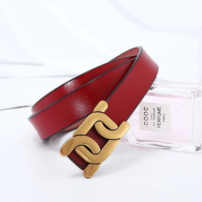 Roter Ledergürtel mit goldener Schnalle, Damenmode-Accessoire, elegantes Design.
