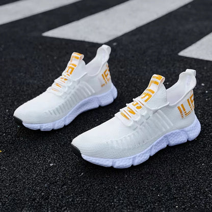 Weiße Sportschuhe mit gelben Akzenten auf Asphalt, atmungsaktives Mesh, rutschfeste Sohle.