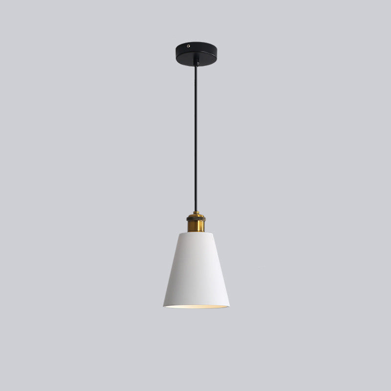 Moderne weiße Pendelleuchte, konische Form, Metall, für Wohnzimmer oder Esszimmer.
