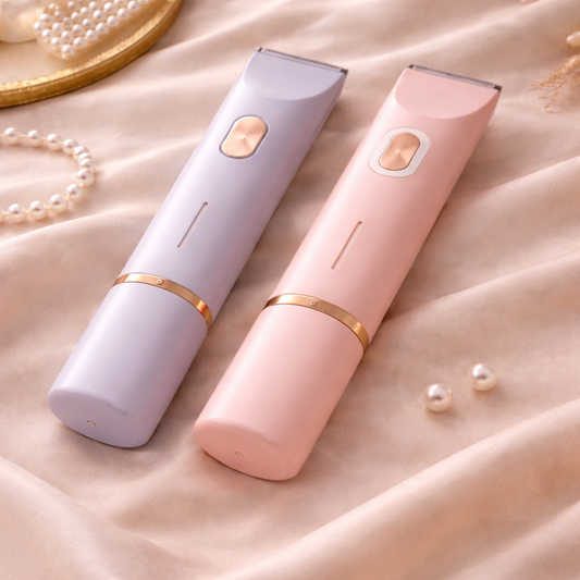 Två trimmers, en lila och en rosa, med guldfärgade detaljer ligger på beige satin bredvid pärlor och en guldbricka. 1