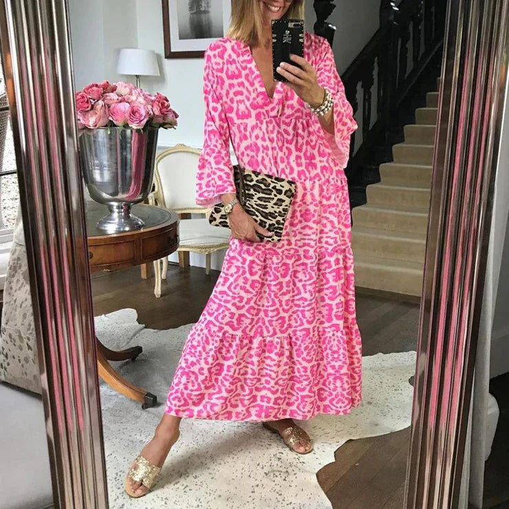 Frau im pinken Leopardenkleid mit Leoparden-Clutch, Spiegel-Selfie, modisches Outfit.