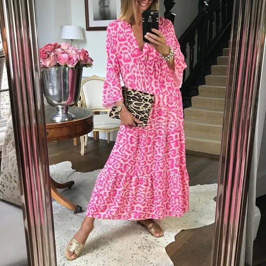 Frau im pinken Leopardenkleid mit Leoparden-Clutch, Spiegel-Selfie, modisches Outfit.