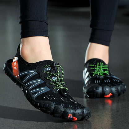 Schwarze Barfußschuhe mit grünen Schnürsenkeln, rutschfeste Sohle, ideal für Outdoor-Aktivitäten.