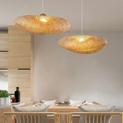 Zwei hängende Rattan-Pendelleuchten über Esstisch, modernes Design, warmes Licht.