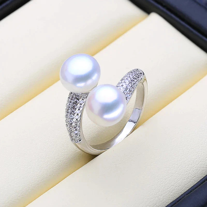 Silberner Ring mit zwei weißen Perlen und Strasssteinen, eleganter Schmuck, Geschenkidee.