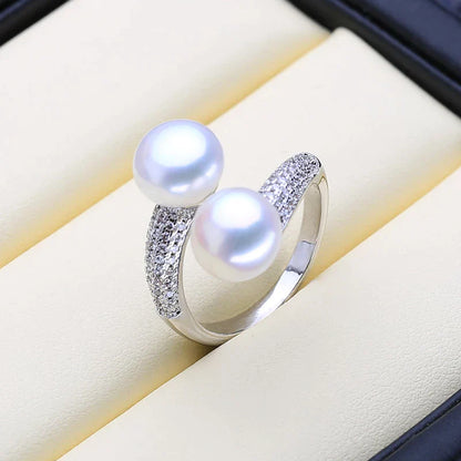 Silberner Ring mit zwei weißen Perlen und Strasssteinen, eleganter Schmuck, Geschenkidee.