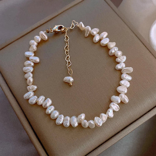 Perlenarmband aus Süßwasserperlen, goldener Verschluss, eleganter Schmuck, Damenaccessoire.