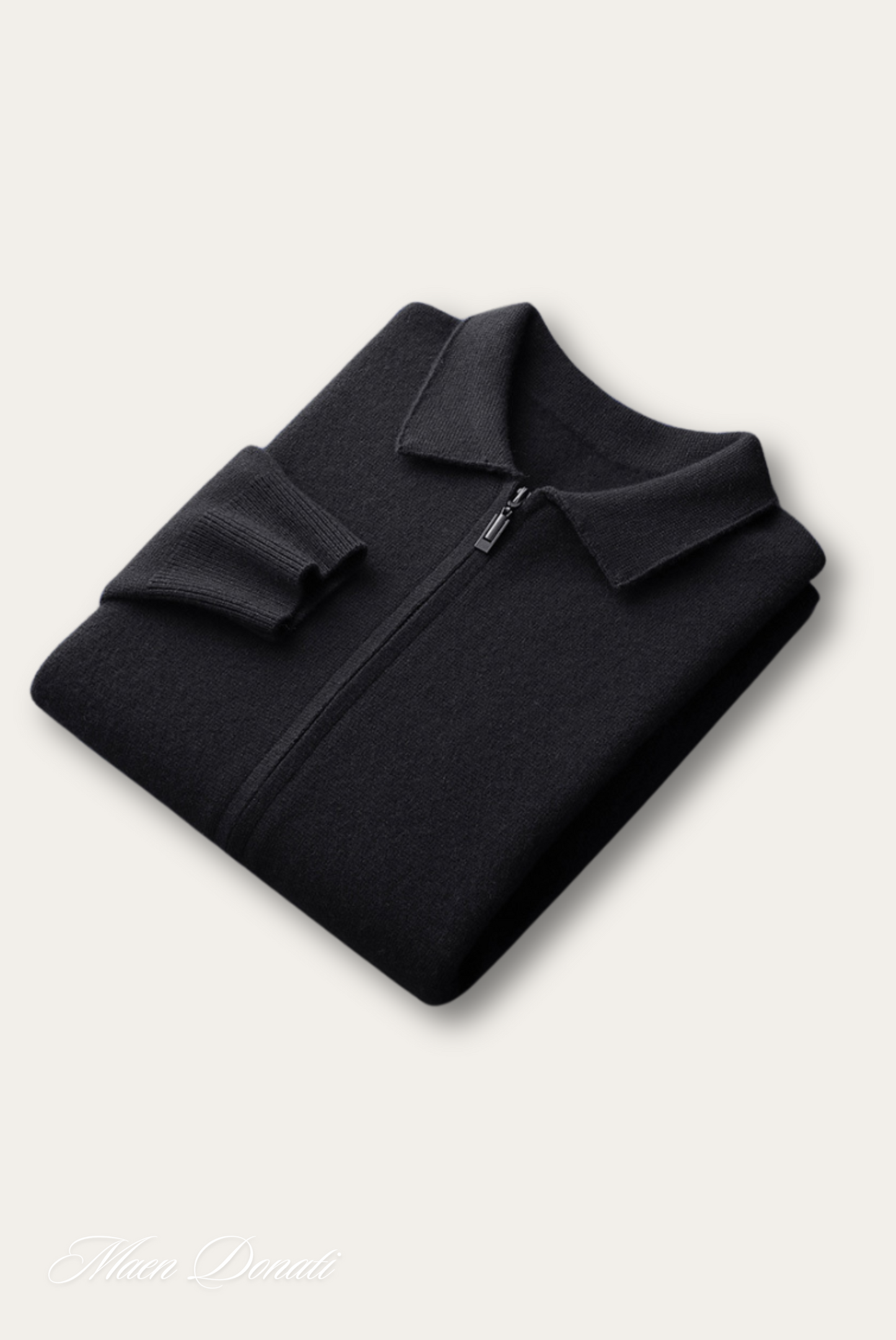 Schwarzer Wollpullover mit Reißverschluss, gefaltet, elegantes Design, Herrenmode.