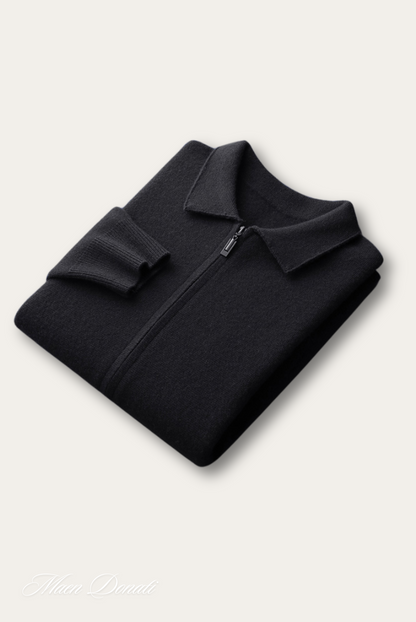 Schwarzer Wollpullover mit Reißverschluss, gefaltet, elegantes Design, Herrenmode.