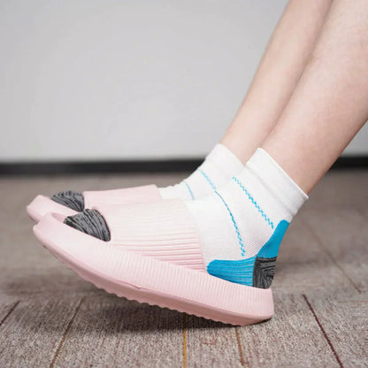 Rosa Hausschuhe mit grauen Details, getragen mit weißen Socken, gemütliche Damenmode.