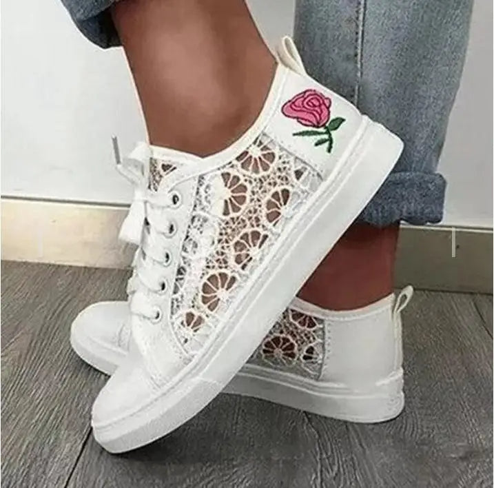 Weiße Damen-Sneaker mit Spitze und Rosenstickerei, modische Freizeitschuhe.