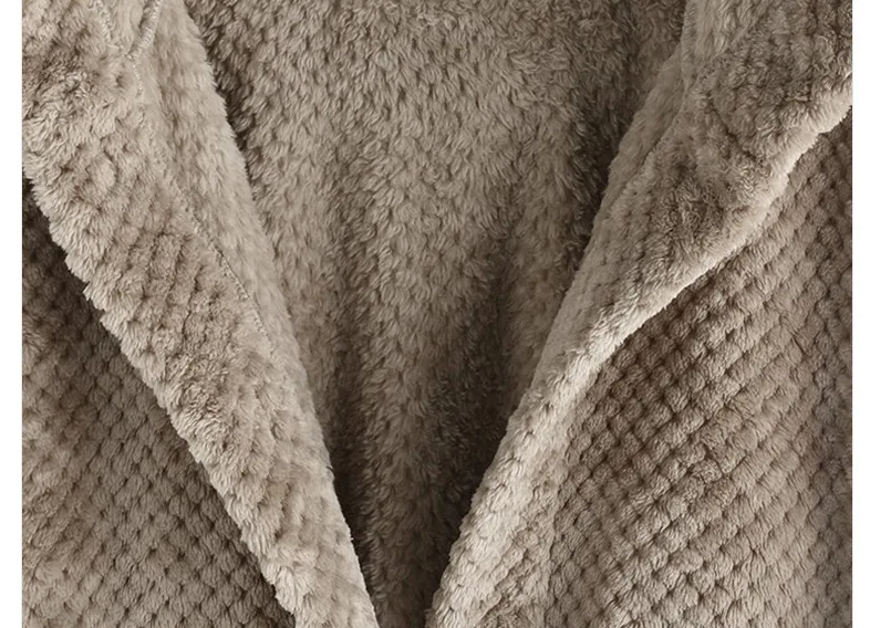 Beigefarbener, flauschiger Bademantel aus Fleece mit Waffelstruktur für Damen.