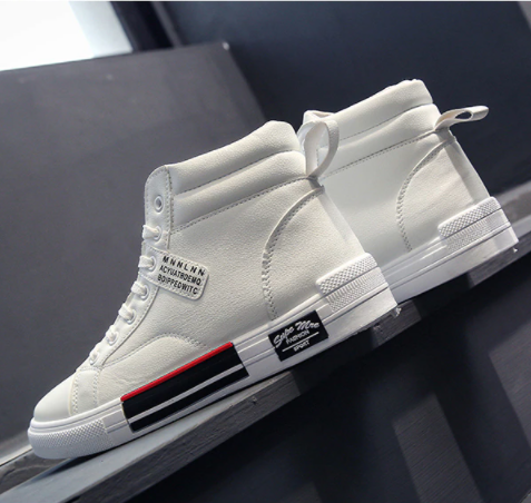 Weiße High-Top-Sneaker aus Leder mit schwarzem und rotem Detail, modisch und bequem.