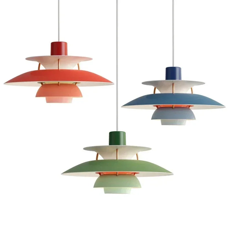 Drei bunte Pendelleuchten, modern, skandinavisches Design, rot, blau, grün, Wohnzimmerbeleuchtung.