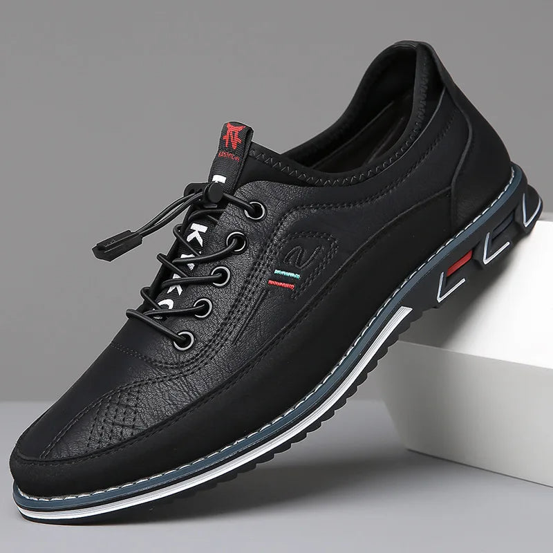 Schwarzer Herren-Ledersneaker mit Schnürung, rutschfeste Sohle, modisches Design.