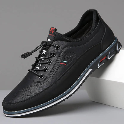 Schwarzer Herren-Ledersneaker mit Schnürung, rutschfeste Sohle, modisches Design.