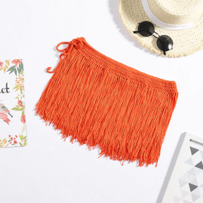 Orange Fransenrock aus Strick, ideal für Sommermode, Strandbekleidung, Damenmode.