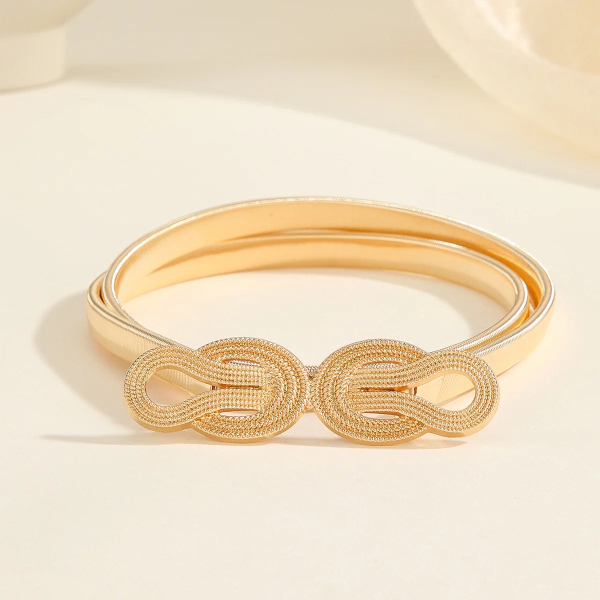 Goldener Damen-Gürtel mit Knotenmuster, elegant, modisch, Accessoire für Kleider.