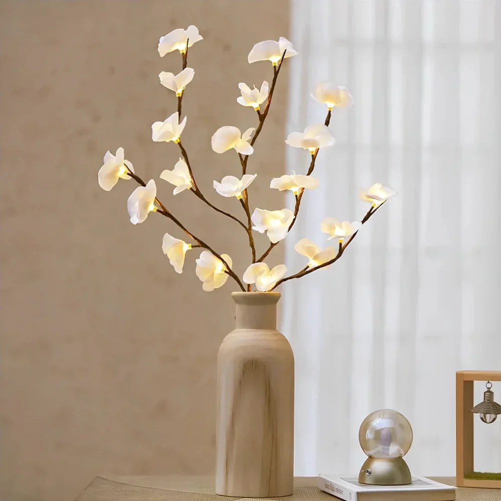 Künstlicher Blumenstrauß mit LED-Lichtern in Holzvase, dekorative Beleuchtung, Wohnzimmer-Deko.