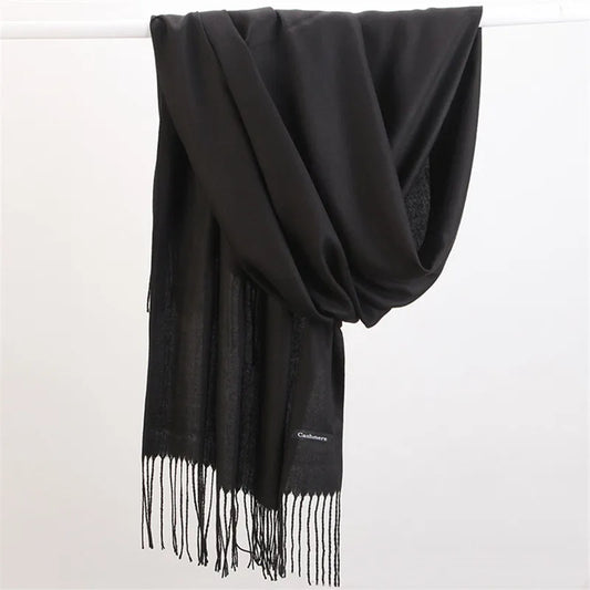 Schwarzer Kaschmirschal mit Fransen, luxuriöses Accessoire, weich und elegant.