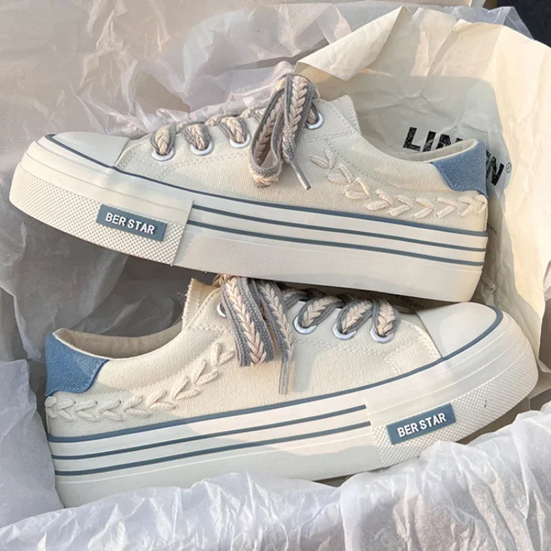 Weiße Leinenschuhe mit blauen Akzenten, Plateau-Sohle, Stickerei, lässige Damen-Sneaker.