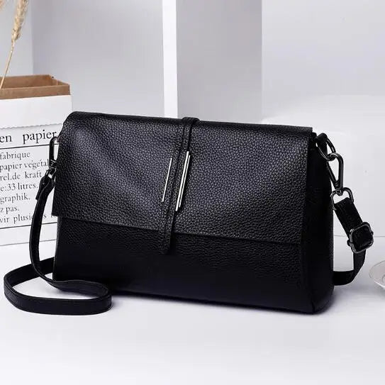Schwarze Lederhandtasche mit verstellbarem Riemen, elegantes Design, Damenmode Accessoire.