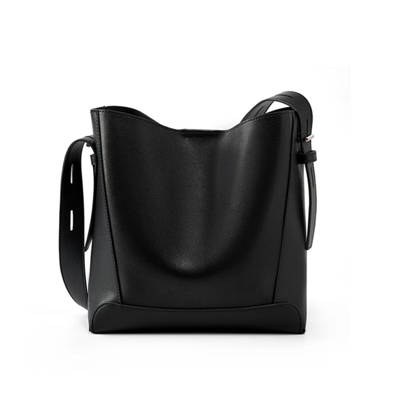 Schwarze Lederhandtasche mit verstellbarem Schulterriemen, modisch und elegant.