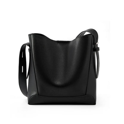 Schwarze Lederhandtasche mit verstellbarem Schulterriemen, modisch und elegant.
