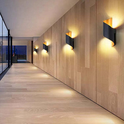 Moderne schwarze Wandleuchten im Flur, Holzverkleidung, warmes Licht, minimalistisches Design.