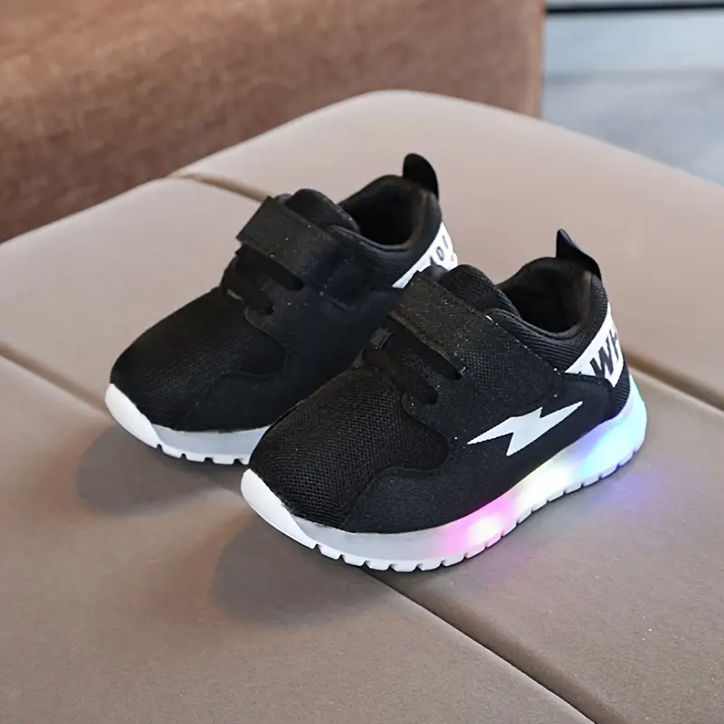 Schwarze LED-Kinderschuhe mit Klettverschluss, Blitzdesign, leuchtende Sohle, bequem.