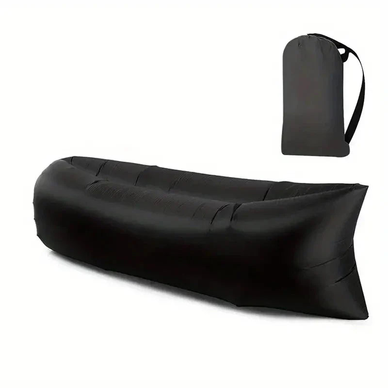 Schwarzes aufblasbares Sofa mit Tragetasche, ideal für Camping und Outdoor-Aktivitäten.