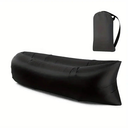 Schwarzes aufblasbares Sofa mit Tragetasche, ideal für Camping und Outdoor-Aktivitäten.