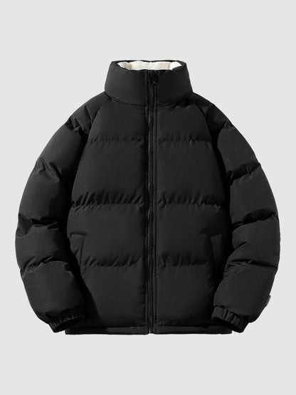 Schwarze Daunenjacke, warm, Wintermode, Reißverschluss, Stehkragen, isoliert, Herrenbekleidung.