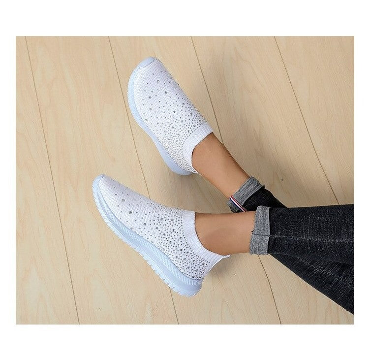 Weiße Damen-Sneaker mit Strass, atmungsaktiv, rutschfest, bequem, modisch, auf Holzfußboden.