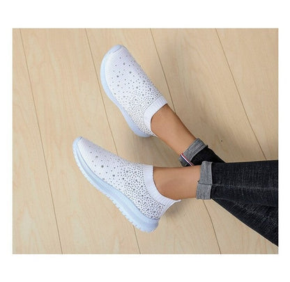 Weiße Damen-Sneaker mit Strass, atmungsaktiv, rutschfest, bequem, modisch, auf Holzfußboden.