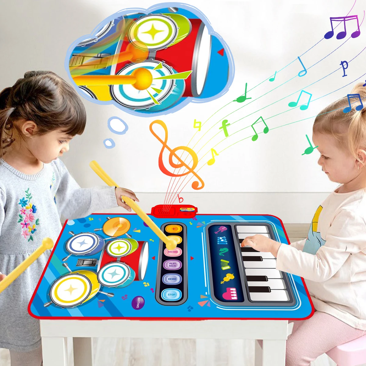 Zwei Kinder spielen mit einem blauen 2-in-1 Musikspielzeug, Klavier und Trommel, auf einem Tisch.
