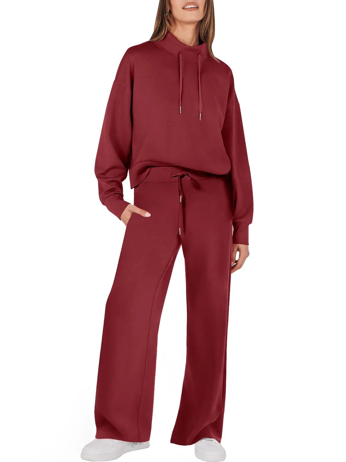 Frau in bordeauxfarbenem Damenanzug, Kapuzenpullover und Hose, lässige Mode.