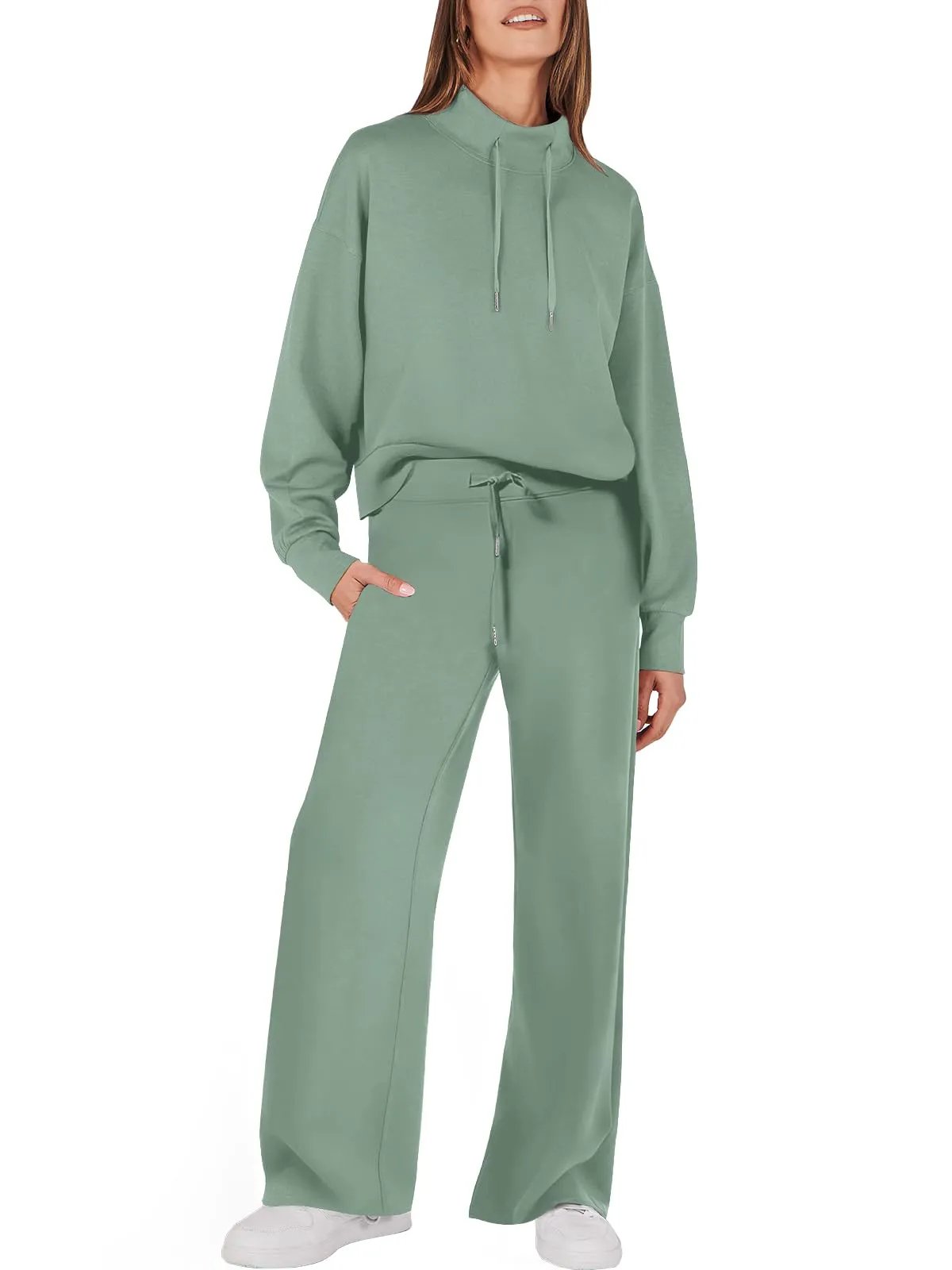 Frau in grünem Damen-Sweatshirt und Hose, Freizeitanzug, bequem, modisch, Kapuze, Taschen.