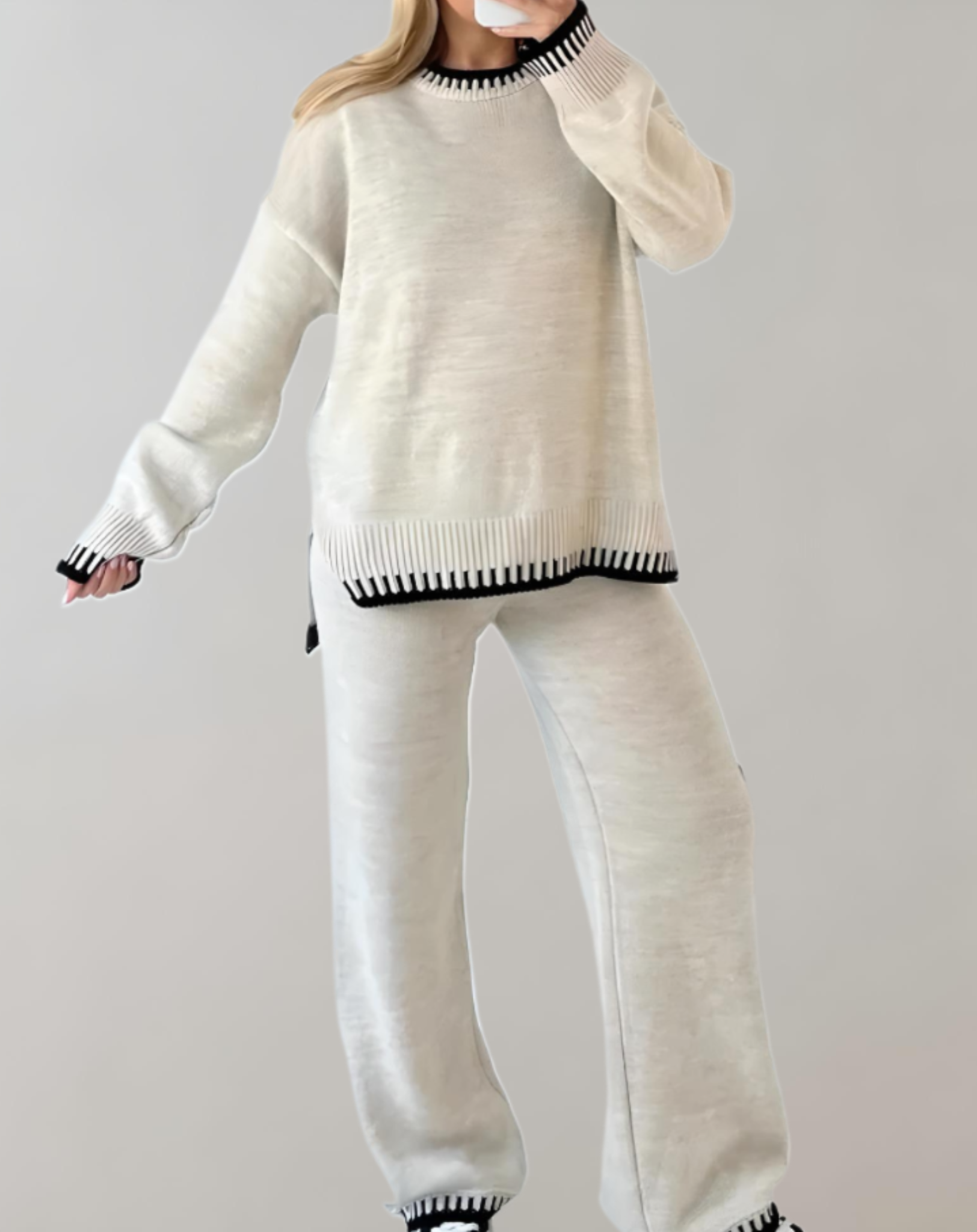 Zweiteiliges Damen-Set, cremefarben, stilvoll, nachhaltig, ideal für Alltag und Freizeit.