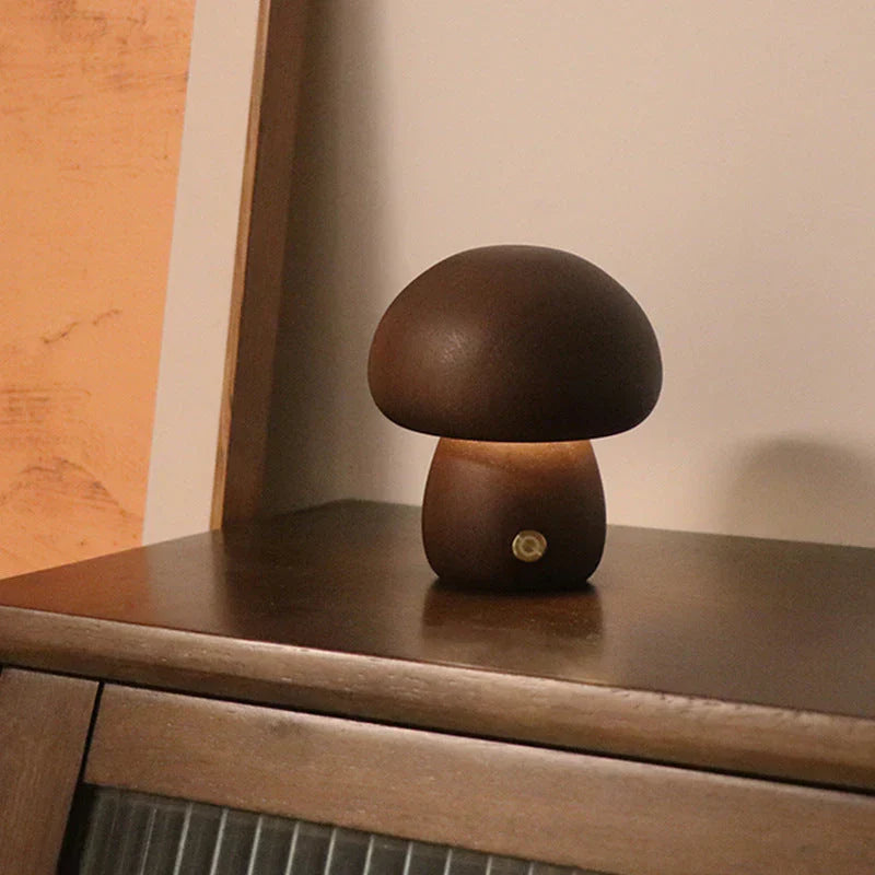 Braune Pilzlampe aus Holz auf Tisch, Nachtlicht, modernes Design, dekorative Beleuchtung.