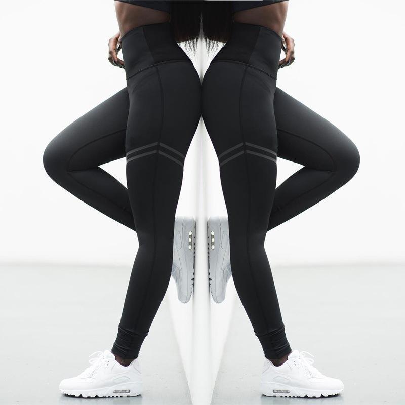 Schwarze Sportleggings Damen, reflektierend, mit weißen Sneakers, Fitnessmode, Ganzkörperansicht.