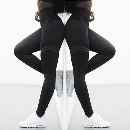 Schwarze Sportleggings Damen, reflektierend, mit weißen Sneakers, Fitnessmode, Ganzkörperansicht.