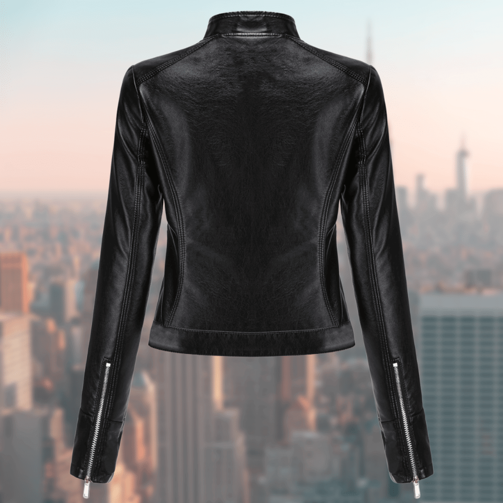 Schwarze Lederjacke Damen, modisch, hochwertig, Reißverschluss, urbaner Hintergrund, elegant.