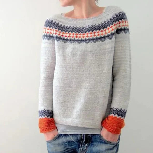 Grauer Oversize-Damenpullover mit O-Ausschnitt, langen Ärmeln, Strickmuster, Herbstmode.
