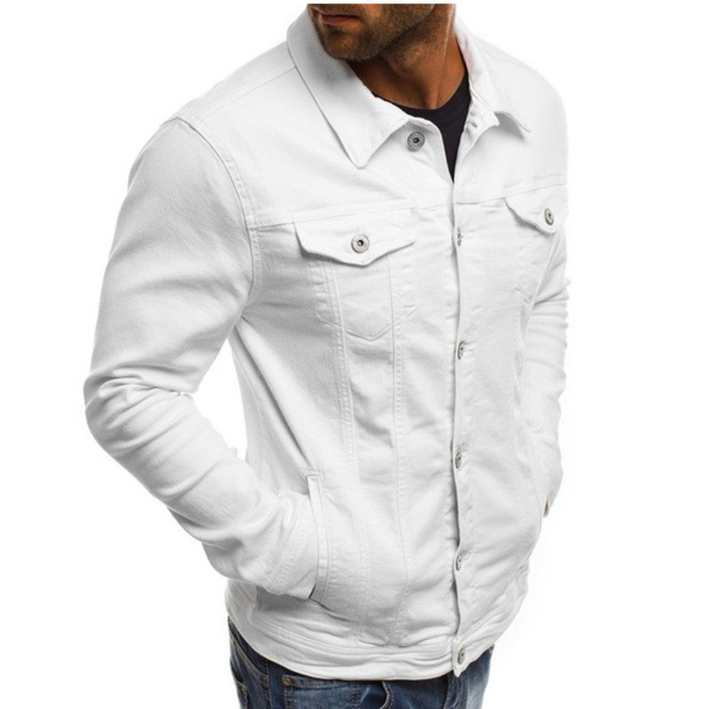 Weiße Herrenjacke, Slim Fit, mit mehreren Taschen und Knöpfen, modisch, Herbstmode.
