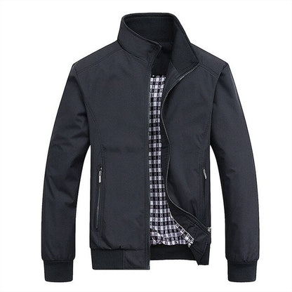 Schwarze Herren-Bomberjacke, Slim Fit, mit kariertem Innenfutter, Reißverschlusstaschen.