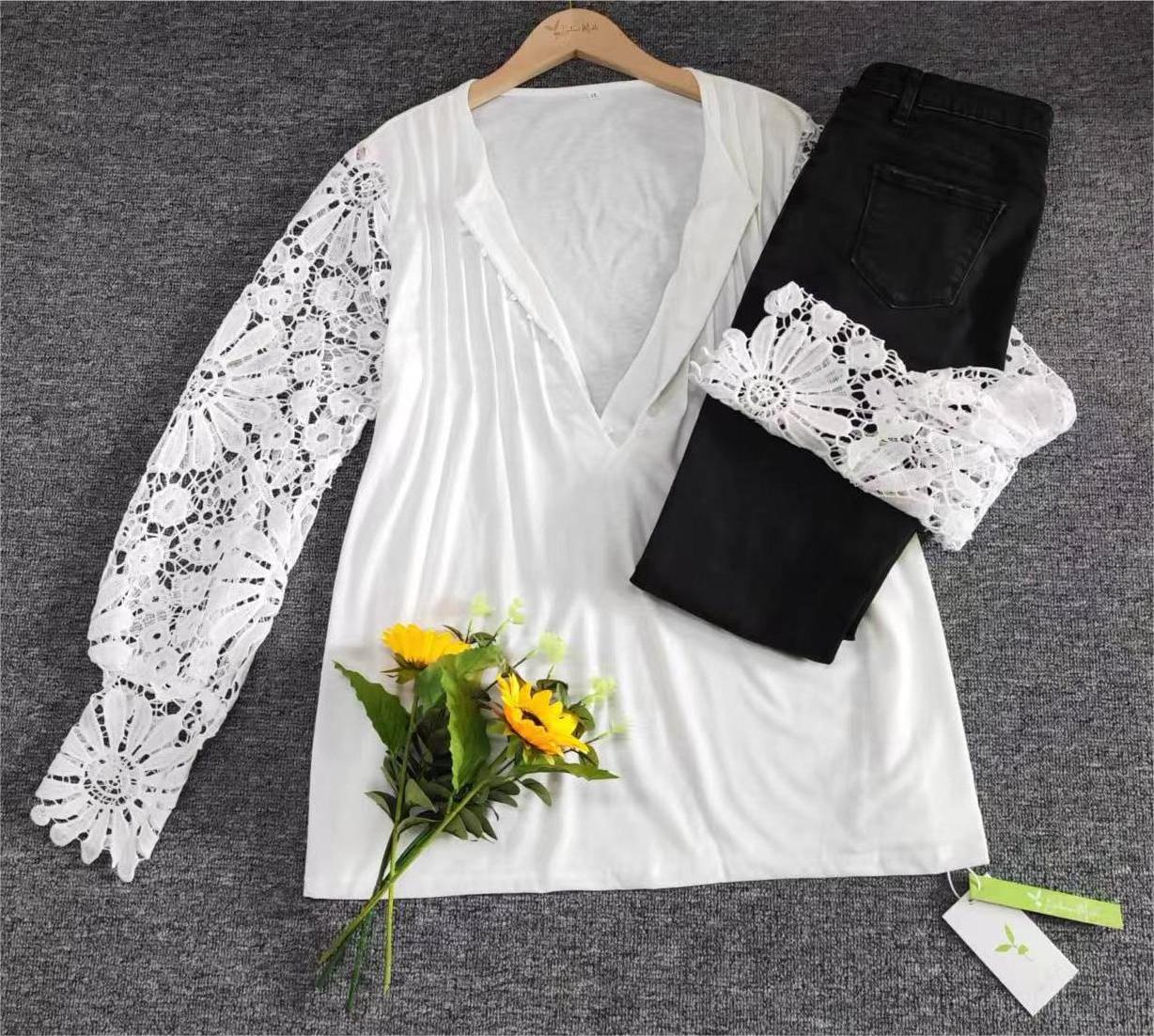 Weiße Bluse mit Spitzenärmeln, schwarze Jeans, Sonnenblumenstrauß, Damenmode Outfit.