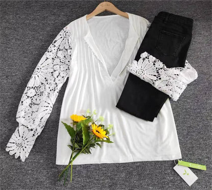Weiße Bluse mit Spitzenärmeln, schwarze Jeans, Sonnenblumenstrauß, Damenmode Outfit.
