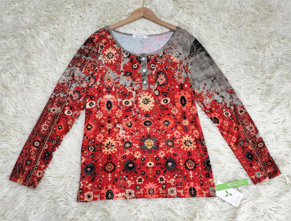 Rotes Damen-Langarmshirt mit ethnischem Muster, Baumwolle, Rundhalsausschnitt, auf weißem Teppich.